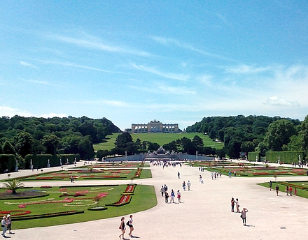 シェーンブルン宮殿の庭園とグロリエッテの丘